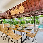 Villa Chandika - 4 Bdr Villa With Private Pool, Walk To The Beach